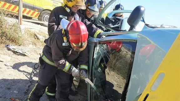 Efectivos de bomberos rescatan a los accidentados.