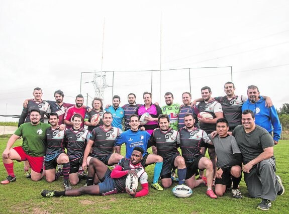 Los jugadores del CRU Cartagena posando en el campo municipal de La Asomada.