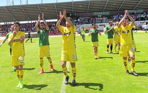Los granas aplauden tras ganar en La Roda, con Pumar, Josema y Adri Cruz en primer término. 