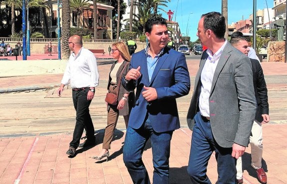 Javier Celdrán, a la derecha, junto al alcalde Miguel Ángel Luengo, en su visita a Santiago de la Ribera.