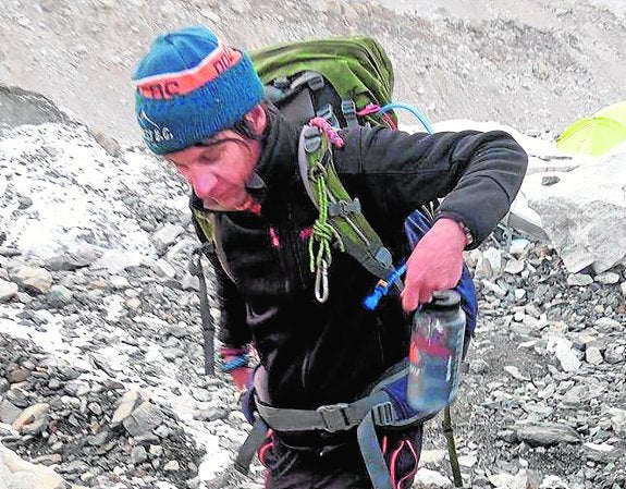 Ryan Sean Davy, multado en Nepal por escalar sin permiso, durante su aproximación al Everest. 