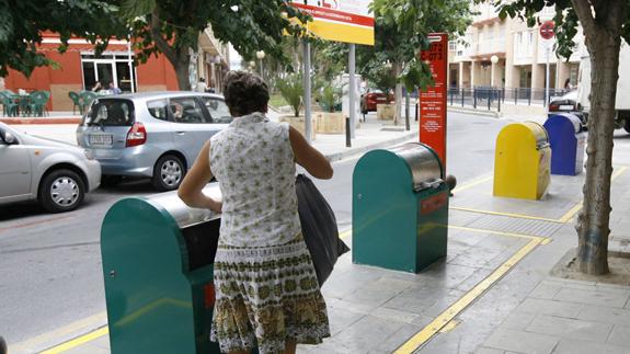 Contenedores soterrados en calles de Murcia. 