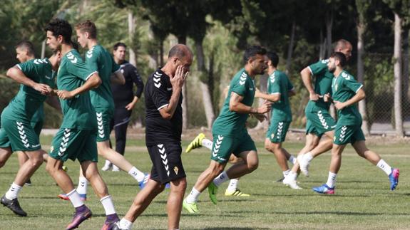 Entrenamiento grana, ayer, en Cobatillas. 