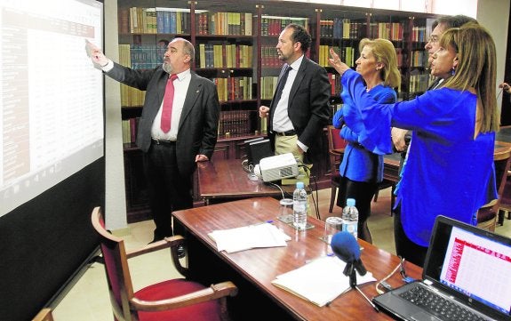 José Muelas, a la izquierda, ayer junto a otros delegados de abogados y procuradores.