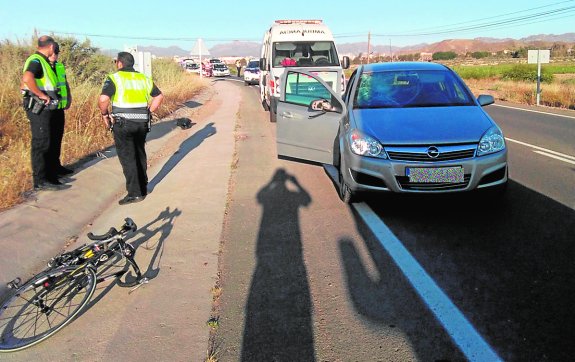 La bicicleta del ciclista herido quedó tendida junto al automóvil que le atropelló.