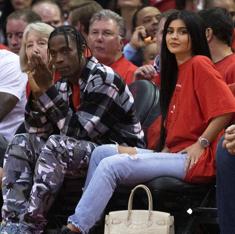 Travis y Kylie disfrutaron del partido de los Rockets en Houston