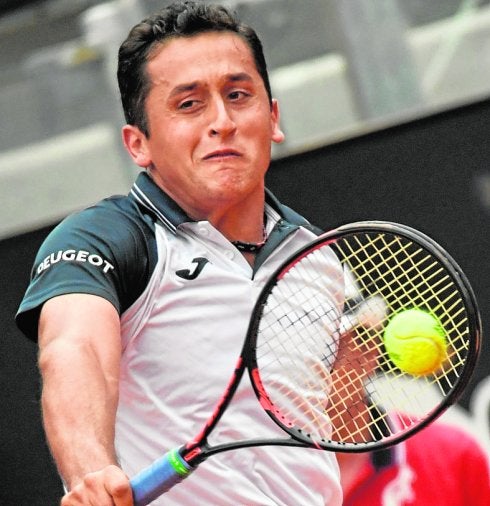 Almagro devuelve una bola, ayer, en su partido con Seppi. 