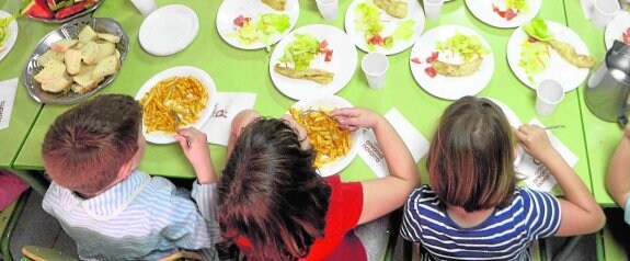 Alumnos del colegio María Maroto de Murcia, durante el almuerzo ayer en el comedor escolar.