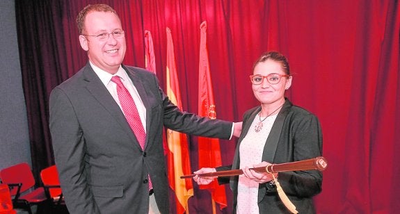 Marina Navarro es felicitada por el edil José Guillén. 