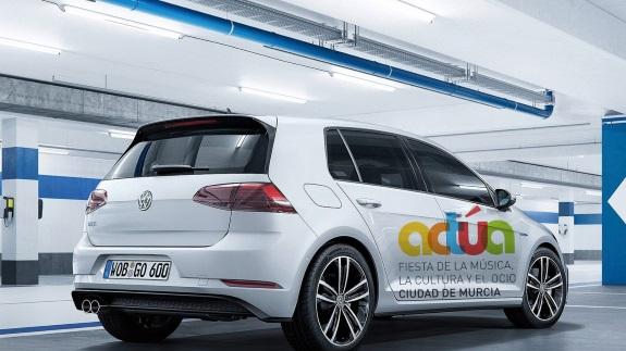 Acompañando a artistas y público, Huertas Motor, concesionario oficial Volkswagen, ha organizado una exposición para presentar el nuevo Golf.