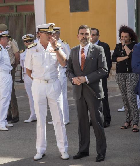 José López recibe al 'Hespérides' en el Puerto de Cartagena. 