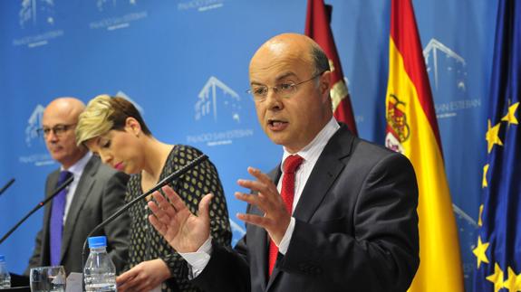Andrés Carrillo compareciendo tras el Consejo de Gobierno.