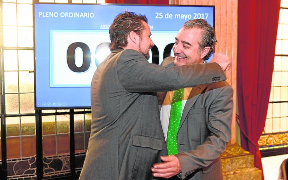 Abrazo de Mario Gómez y Francisco Javier Trigueros.