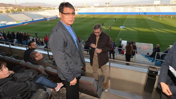 Xu Genbao, en el palco del estadio Artés Carrasco.