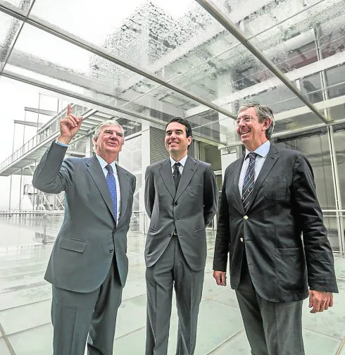 Santiago Bergareche, presidente de Vocento; Javier Botín, presidente de la Fundación Botín; y Luis Revenga, presidente de Editorial Cantabria, ayer, en las instalaciones del edificio diseñado por Renzo Piano.