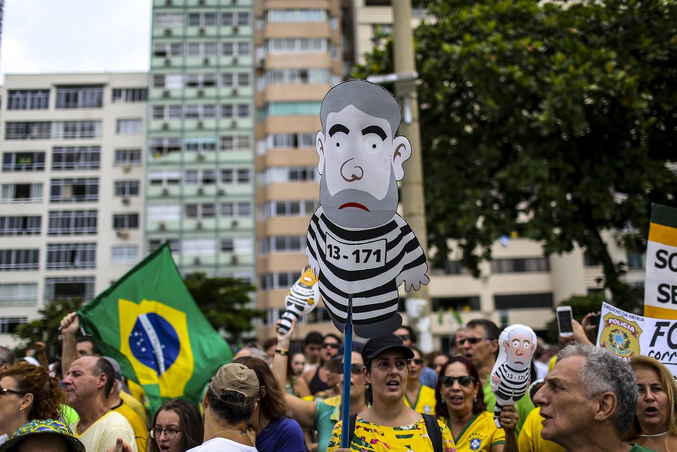 Miles de brasileños se manifiestan contra Rousseff