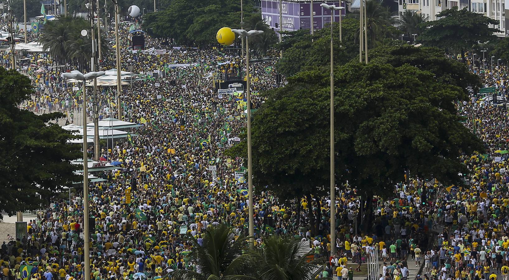 Miles de brasileños se manifiestan contra Rousseff