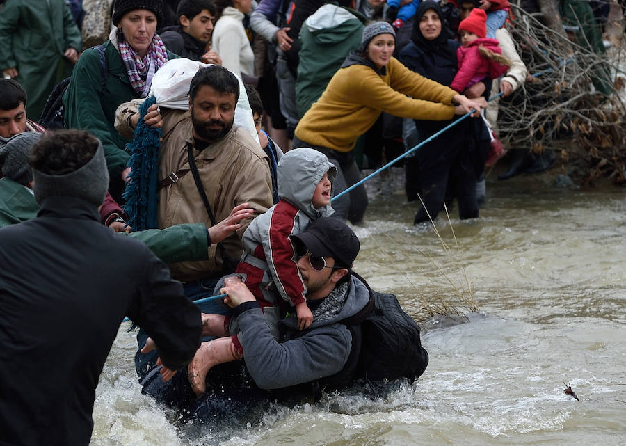 Un millar refugiados logra cruzar de Grecia a Macedonia