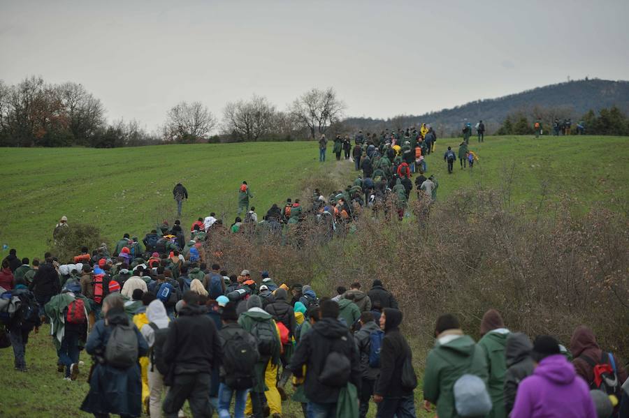 Un millar refugiados logra cruzar de Grecia a Macedonia