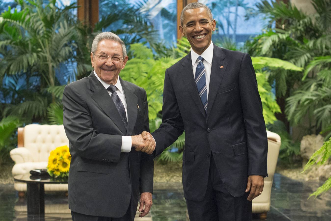 Castro recibe a Obama en su segundo día en La Habana