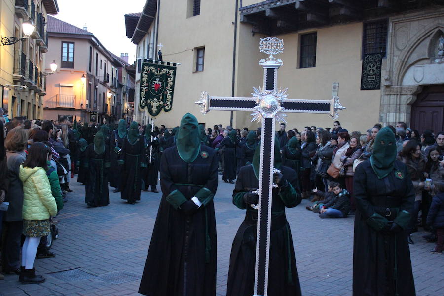 Procesión María al pie de la cruz