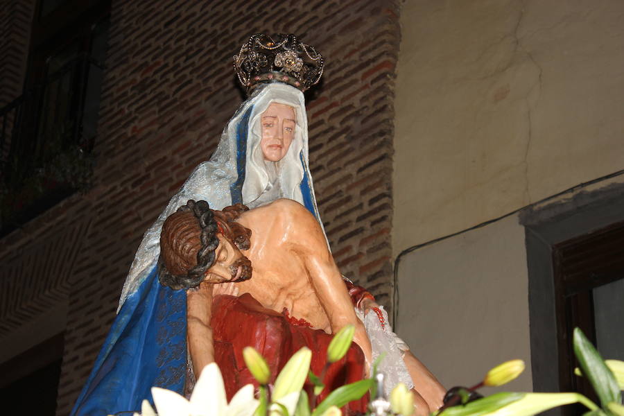 Procesión María al pie de la cruz