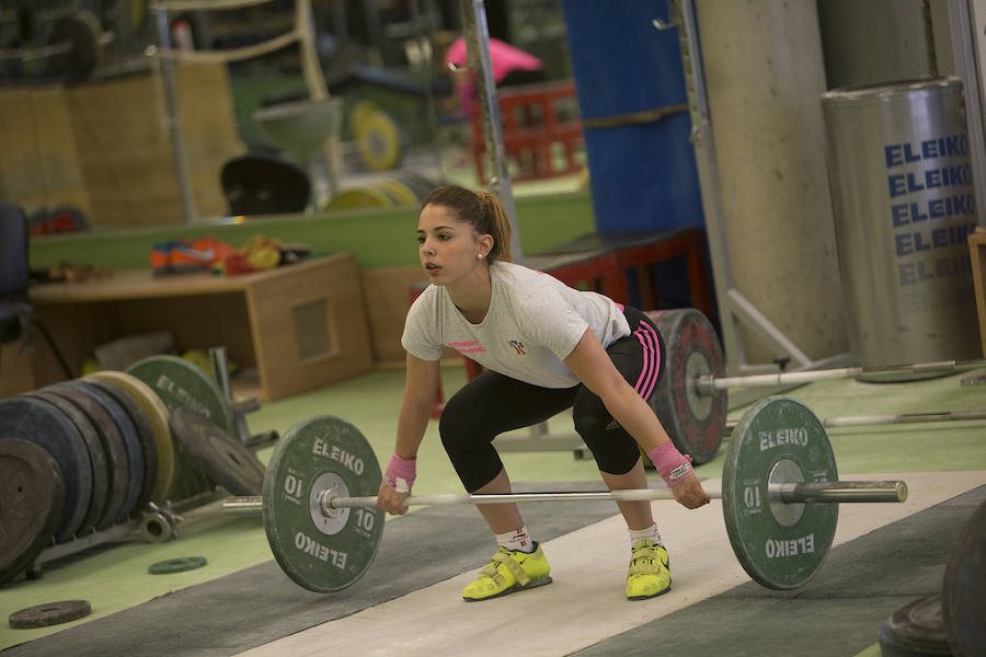 El equipo femenino de halterofilia se prepara para el Europeo