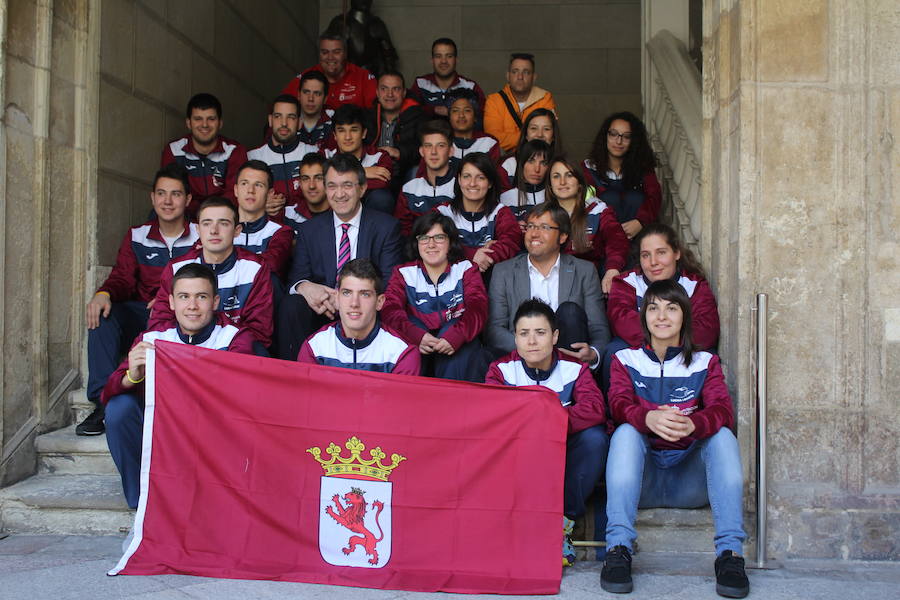 La Diputación recibe a la selección de Lucha Leonesa