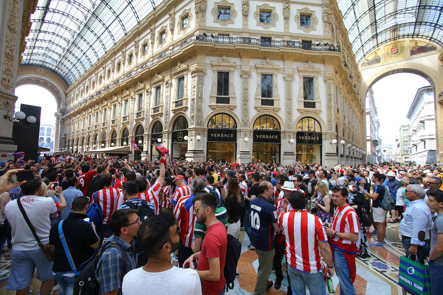 Las mejores imágenes de las aficiones del Real Madrid y Atlético de Madrid en Milán