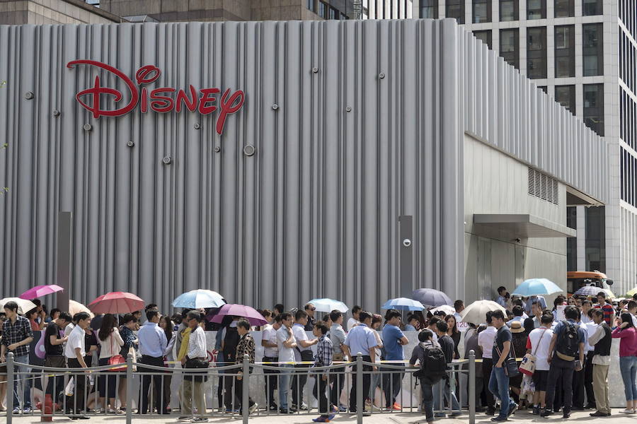 Turistas hacen cola para entrar en una de las tiendas Disney del nuevo parque temático de Disney en Shanghái.