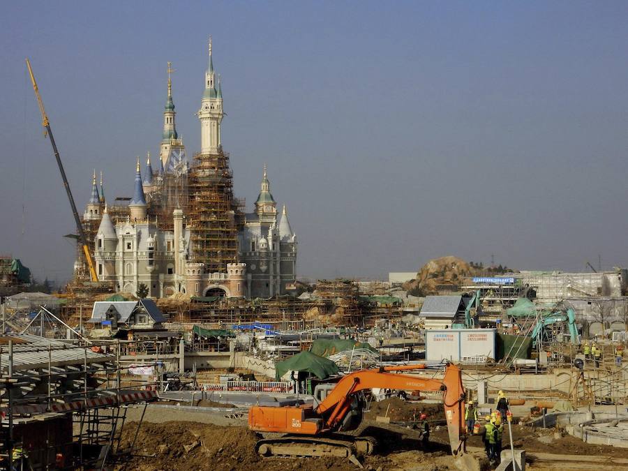 Obras de construcción del primer parque temático Disneyland en territorio de la República Popular China, en Shanghái.