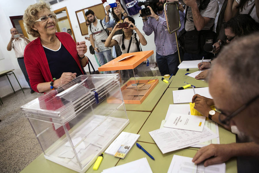 La alcaldesa de Madrid, Manuela Carmena, ejerce su derecho al voto en el IES Conde de Orgaz, en el madrileño barrio de Hortaleza.