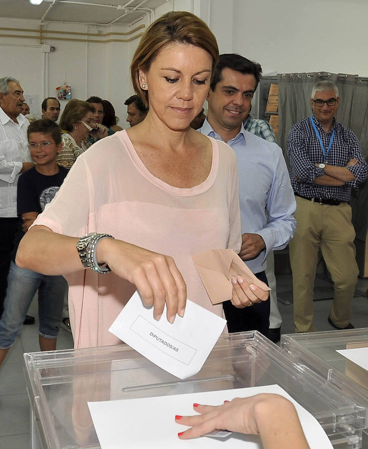 La presidenta del PP de Castilla-La Mancha, María Dolores de Cospedal, vota en el Colegio Parque Sur, en Albacete.