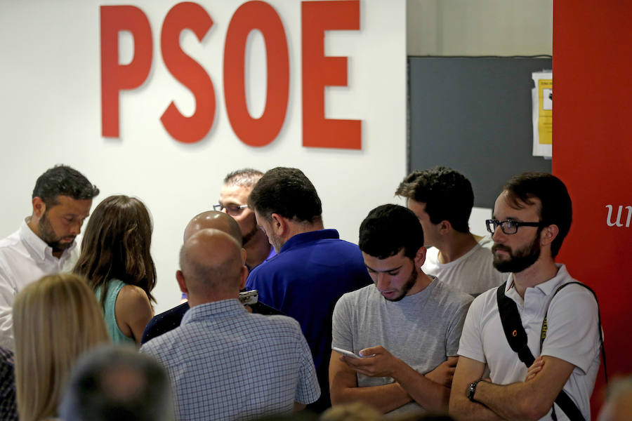 Ambiente en la sede del PSOE, tras el cierre de los colegios electorales.