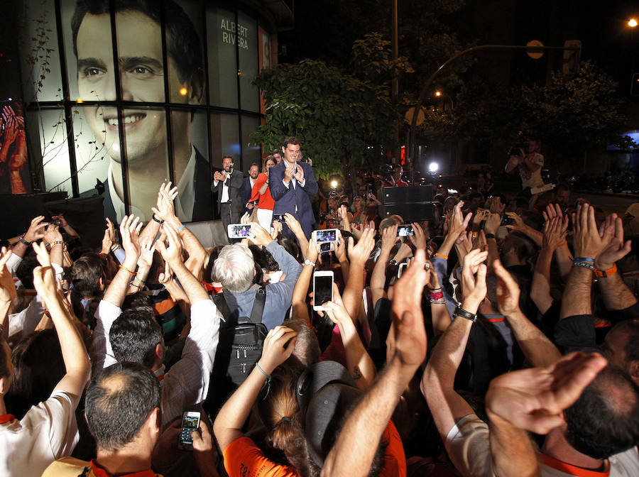 El líder de Ciudadanos, Albert Rivera, comparece ante los simpatizantes en el exterior de la sede del partido en Madrid.