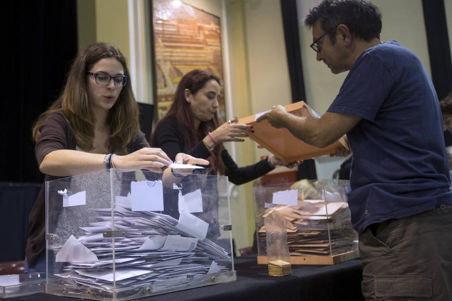 Recuento de votos de una mesa electoral.