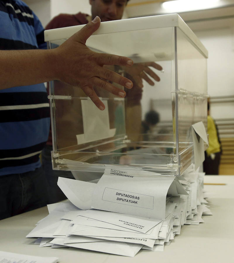 Recuento de votos de una mesa electoral.