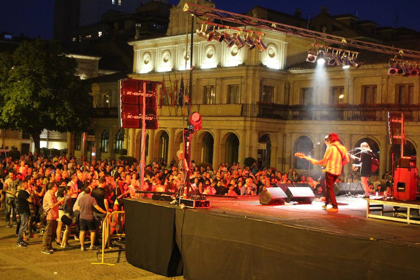 The Bright, por y para León