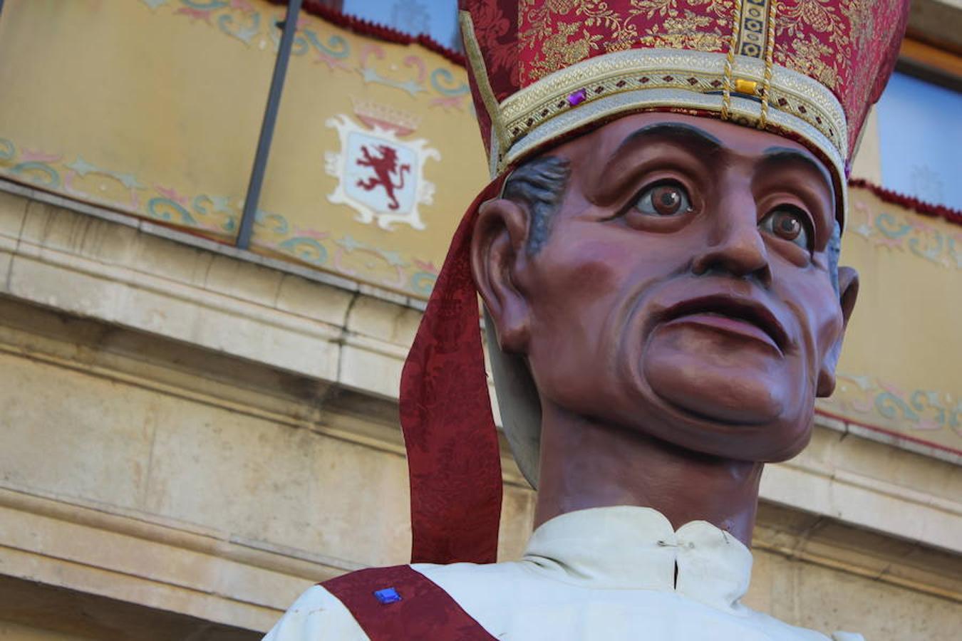 Gigantes, cabezudos y León