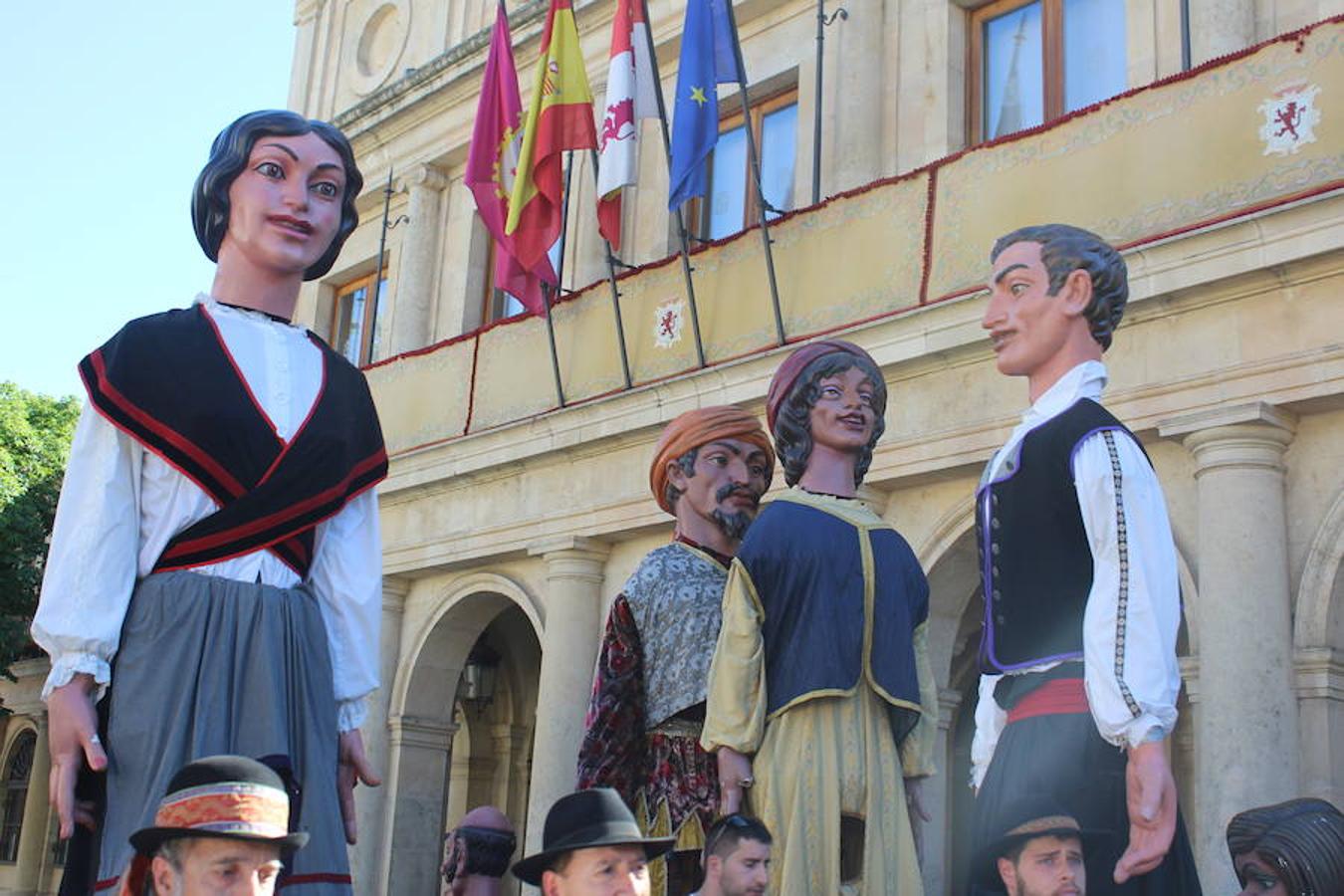 Gigantes, cabezudos y León