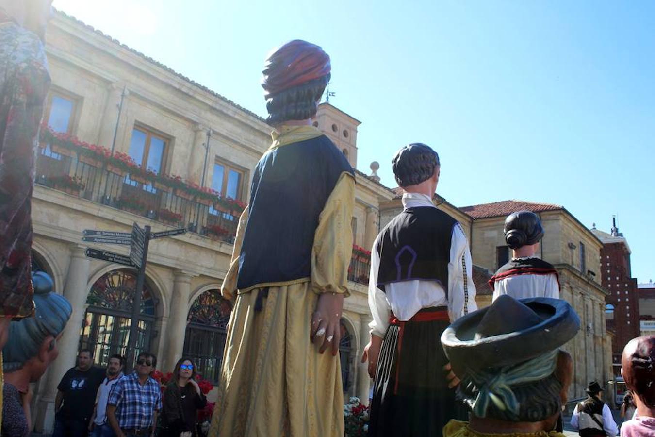 Gigantes, cabezudos y León