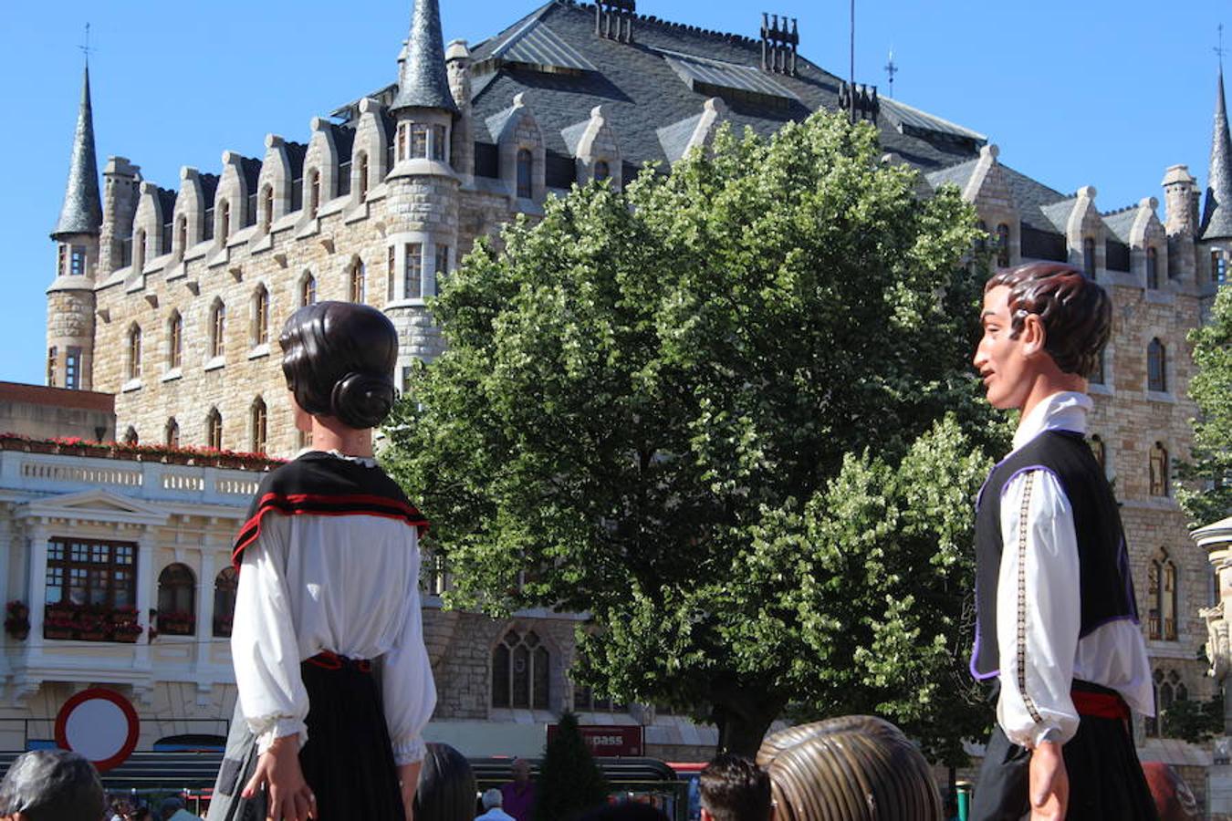 Gigantes, cabezudos y León