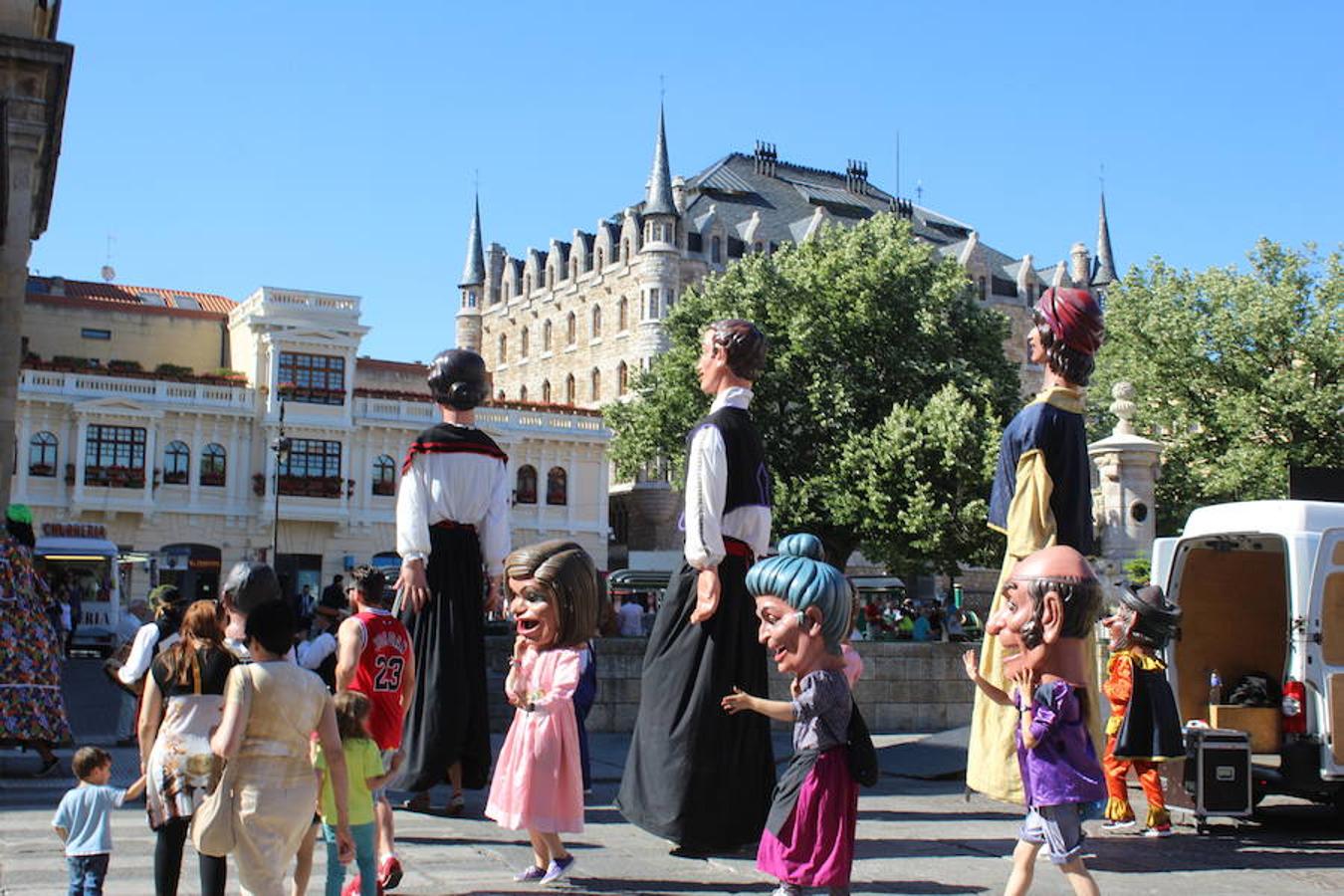 Gigantes, cabezudos y León