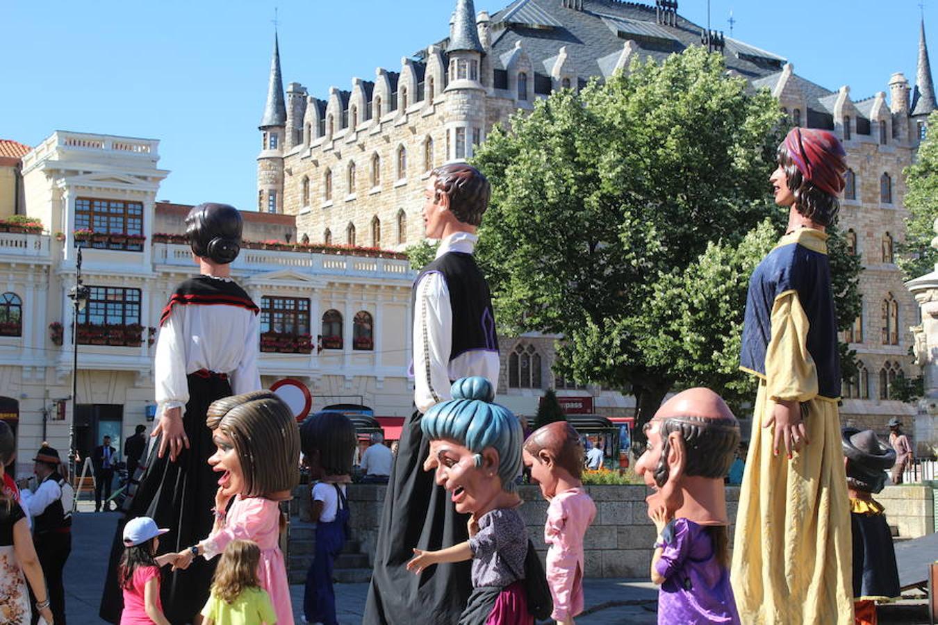 Gigantes, cabezudos y León