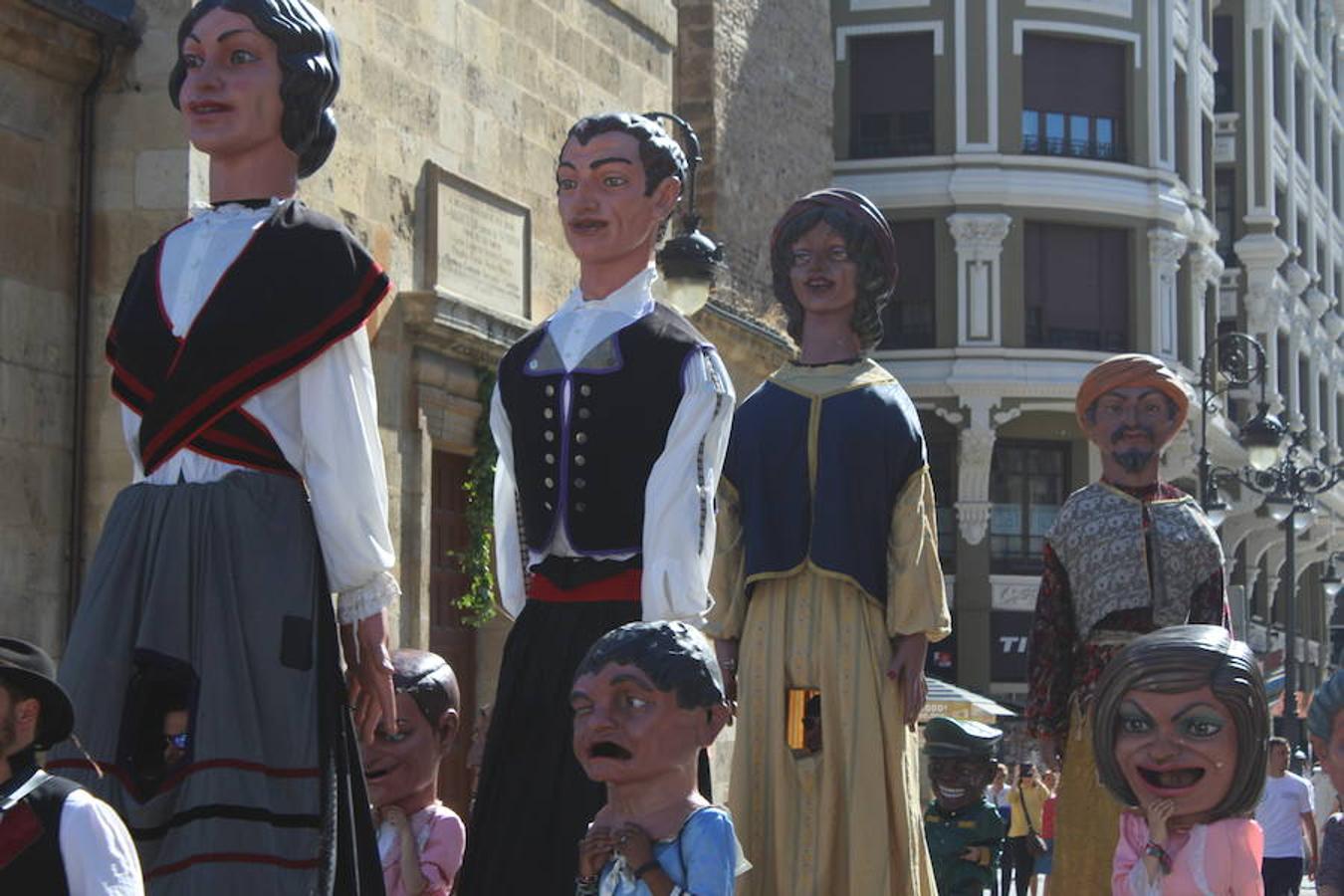 Gigantes, cabezudos y León