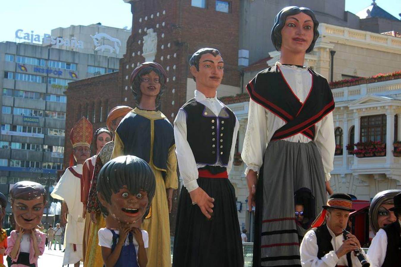 Gigantes, cabezudos y León