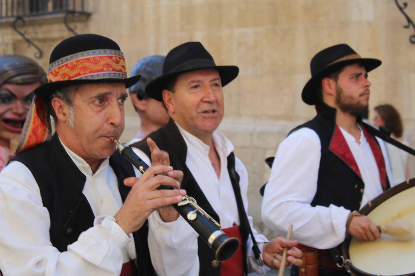 Gigantes, cabezudos y León