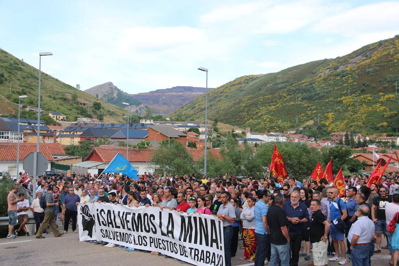 Ciñera sale a la carretera en defensa de la minería