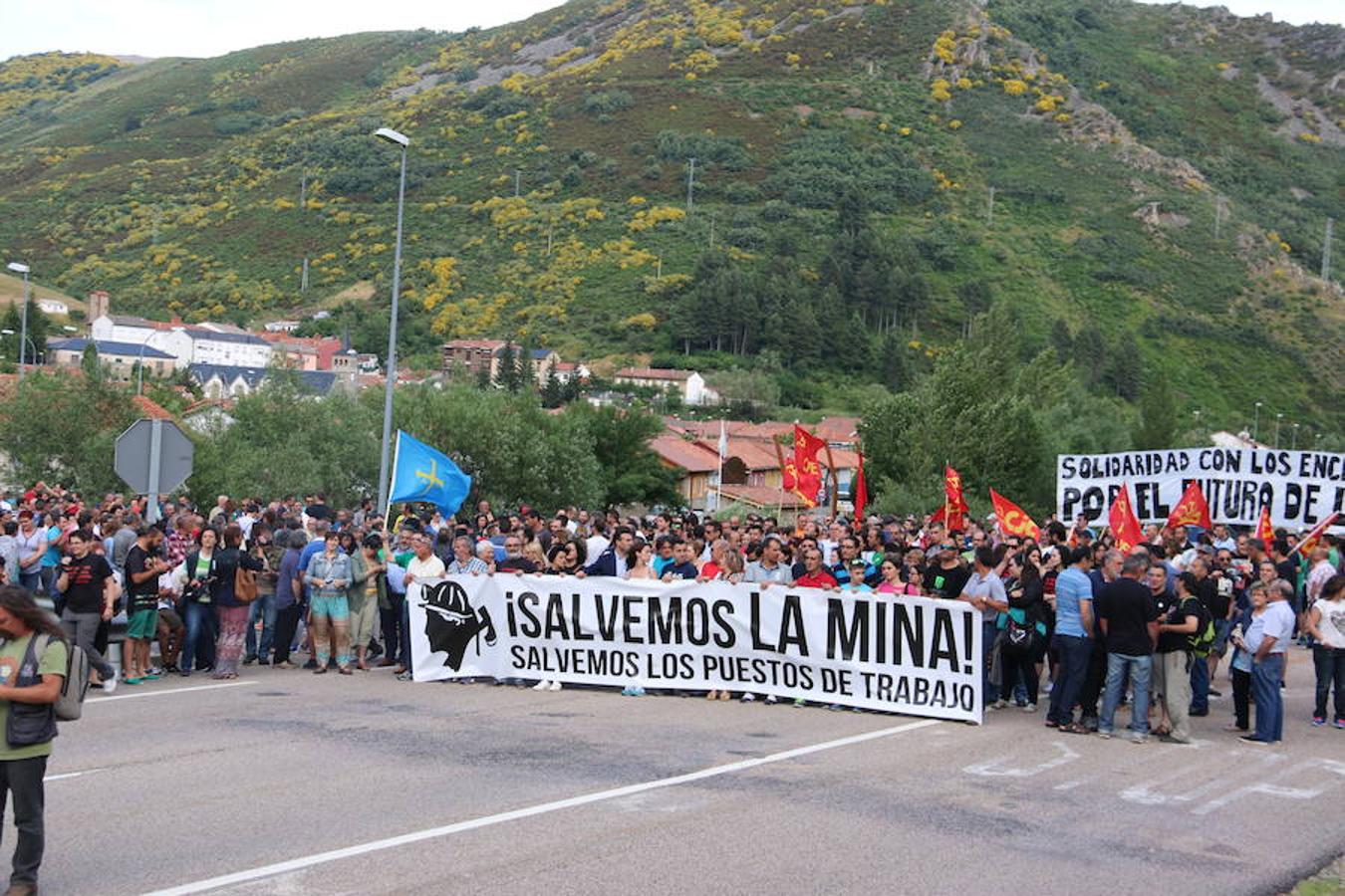 Ciñera sale a la carretera en defensa de la minería