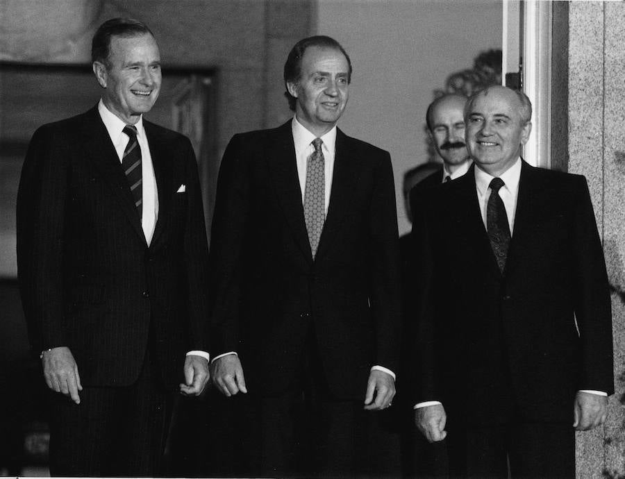 George Bush, junto al rey Juan Carlos I y a Mijail Gorbachov en 1991.